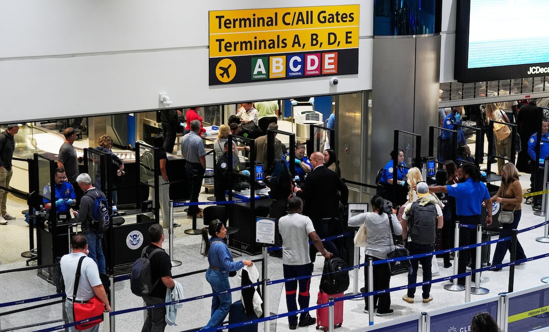 ¿Qué vuelos se verán afectados por el cierre del gobierno de Estados Unidos? (AP Photo/Ashley Landis)