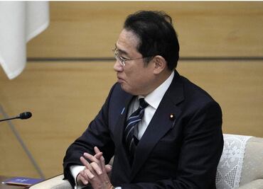 Escándalo en Japón: Primer Ministro interrogado por evento con bailarinas en trajes de baño