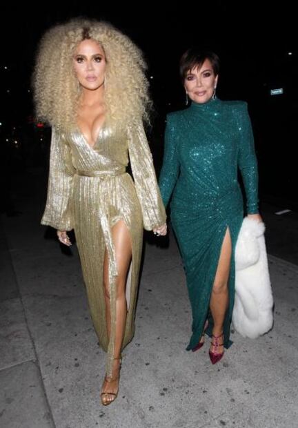 Khloé Kardashian y Kris Jenner captan los reflectores con vestidos de raja 