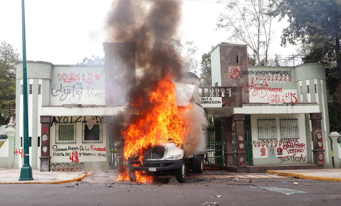 Protesta por Ayotzinapa en CDMX: padres de los 43 y normalistas queman camión frente a base militar para exigir justicia. Foto: Francisco Robles / AFP