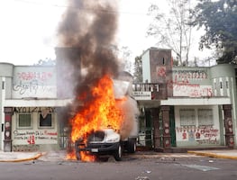 Protesta por Ayotzinapa en CDMX: normalistas queman camión frente a base militar para exigir justicia
