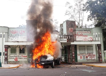 Protesta por Ayotzinapa en CDMX: normalistas queman camión frente a base militar para exigir justicia
