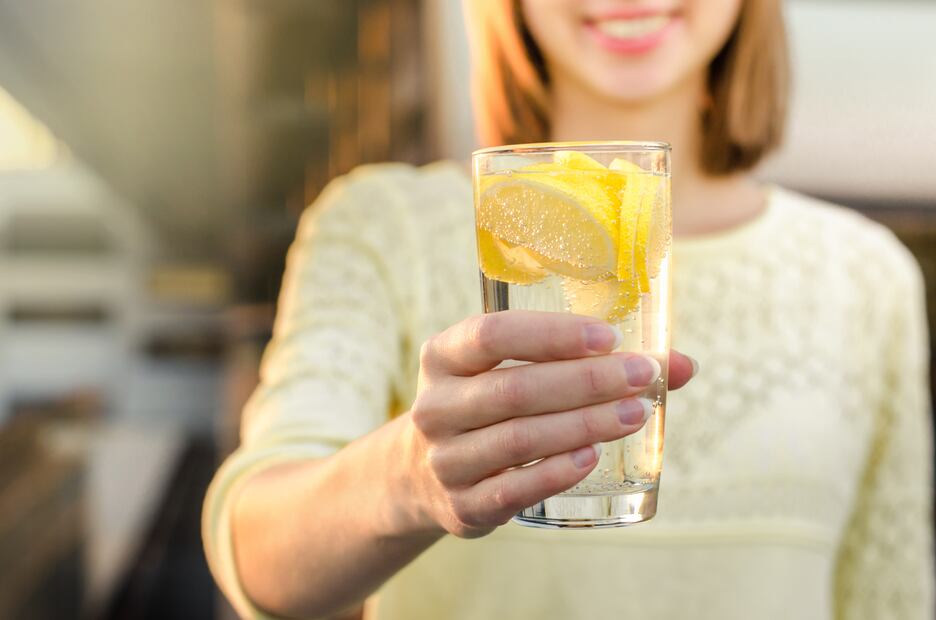 ¿Tomar agua antes de comer ayuda a bajar de peso? Esto dice la Universidad de Harvard. iStock/OstapandRoksolanaMykytiv