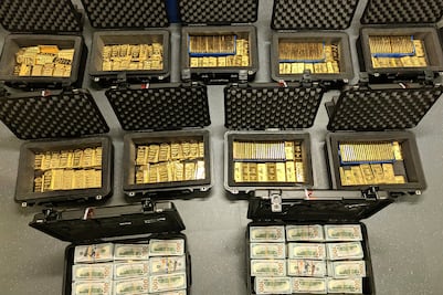Exfuncionario de la CIA inventó programas secretos para robar US$194 millones; compró oro y mansiones