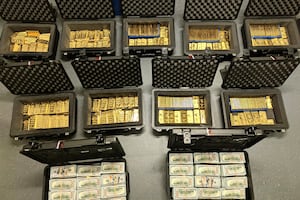 Exfuncionario de la CIA inventó programas secretos para robar US$194 millones; compró oro y mansiones