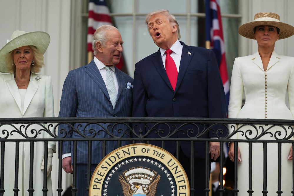 Rey Carlos III le recuerda a Trump el amor que le profesaba su difunta madre, la reina Isabel II. (AP Photo/Julia Demaree Nikhinson)