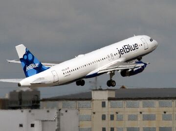 Multan a pasajero que metió la cabeza en falda de azafata en NY