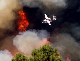 Video. Incendios en California arrasan con viviendas y desalojan a miles
