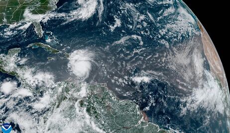 Tras devastar varias islas caribeñas, Beryl se debilita a categoría 4 rumbo a Jamaica