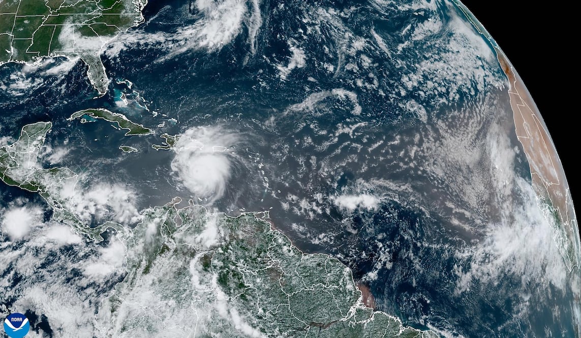 Tras devastar islas caribeñas, Beryl se debilita a categoría 4 en su camino a Jamaica. Foto: EFE