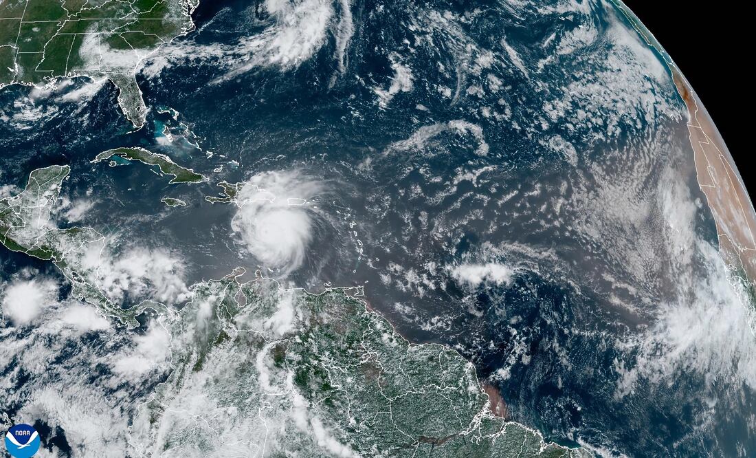 Tras devastar islas caribeñas, Beryl se debilita a categoría 4 en su camino a Jamaica. Foto: EFE