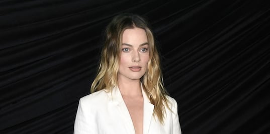 Margot Robbie deslumbra con blazer braless en Hollywood