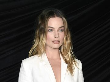 Margot Robbie deslumbra con blazer braless en Hollywood