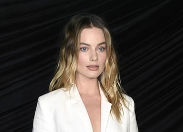 Margot Robbie deslumbra con blazer braless en Hollywood