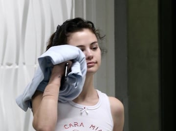 Captan a Selena Gomez con look braless en Los Ángeles