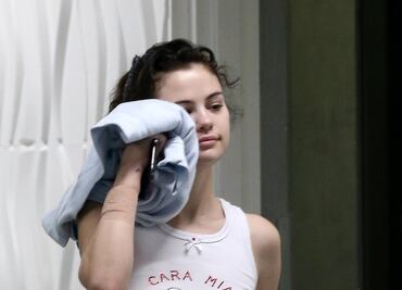 Captan a Selena Gomez con look braless en Los Ángeles