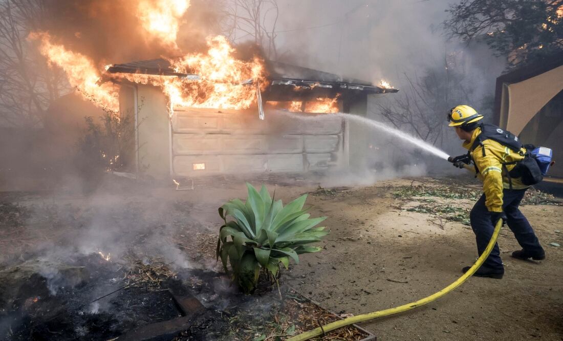 El Pentágono enviará 10 helicópteros a California para ayudar en las labores de extinción del fuego. Foto: EFE