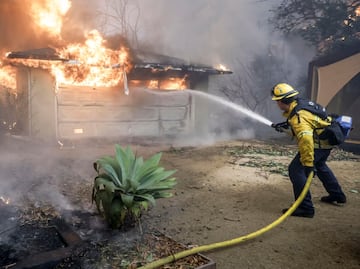 El Pentágono enviará 10 helicópteros a California para ayudar en las labores de extinción del fuego