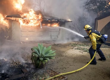 El Pentágono enviará 10 helicópteros a California para ayudar en las labores de extinción del fuego