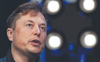 Elon Musk bajo escrutinio: Amplían investigación sobre beneficios personales de Tesla