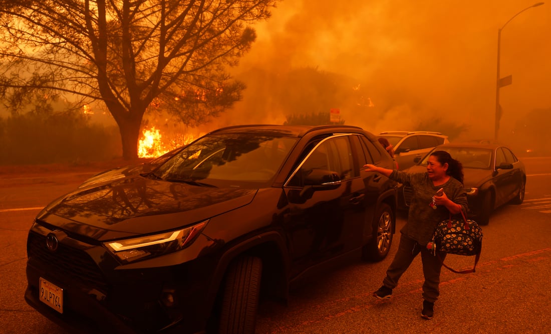 Incendio forestal y vientos de Santa Ana desatan caos en Los Ángeles. (AP Foto/Etienne Laurent)