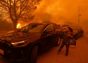 Incendio forestal y vientos de Santa Ana desatan caos en Los Ángeles. IMÁGENES