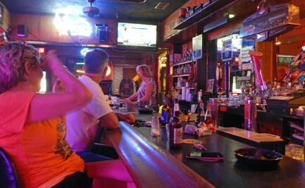 Florida prohíbe alcohol en bares por récord de nuevos contagios