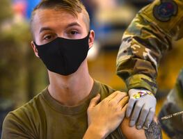 Covid-19: Miles de militares de Estados Unidos se niegan a vacunarse