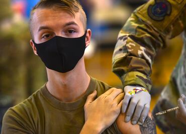Covid-19: Miles de militares de Estados Unidos se niegan a vacunarse