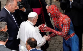 Fotos. Así fue el curioso saludo del papa a Spider-Man en el Vaticano