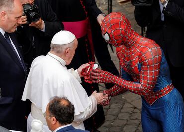 Fotos. Así fue el curioso saludo del papa a Spider-Man en el Vaticano