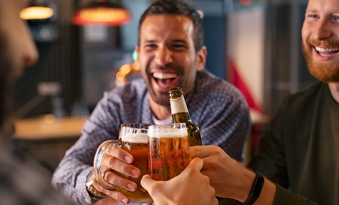¿Más sanas? Profeco dice que estas cervezas bajas en alcohol aportan menos calorías. Foto: iSTOCK/Ridofranz