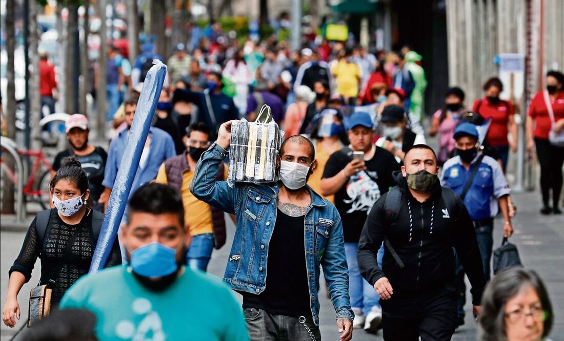 Latinos experimentaron mayores efectos secundarios por Covid que los blancos. Foto: AFP