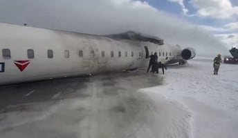 Impactantes imágenes: Avión de Delta aterriza completamente volcado en el aeropuerto Pearson. VIDEO