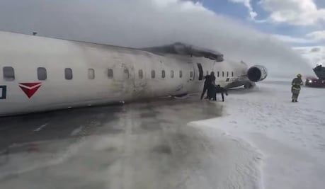 Impactantes imágenes: Avión de Delta aterriza completamente volcado en el aeropuerto Pearson. VIDEO