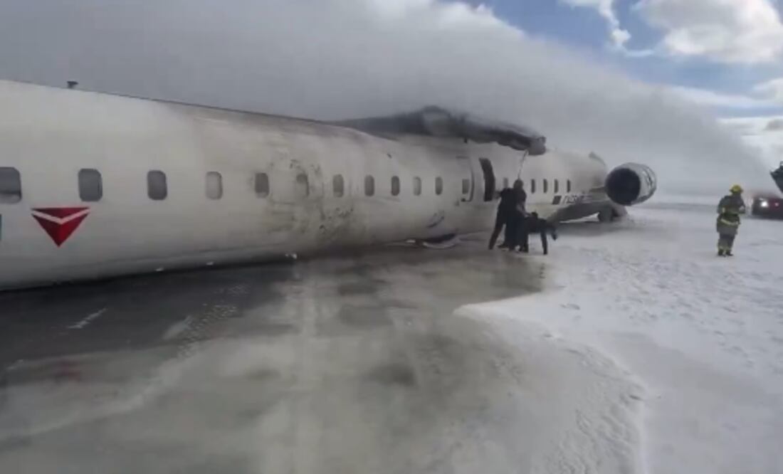 Impactantes imágenes: Avión de pasajeros de Delta gira al revés durante aterrizaje en Toronto. Foto @PiQSuite
