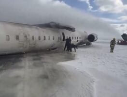 Impactantes imágenes: Avión de Delta aterriza completamente volcado en el aeropuerto Pearson. VIDEO