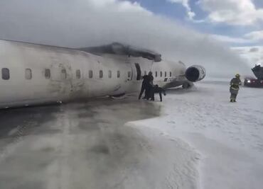 Impactantes imágenes: Avión de Delta aterriza completamente volcado en el aeropuerto Pearson. VIDEO