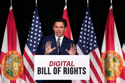 DeSantis firma polémica ley para reubicar indocumentados fuera de Florida
