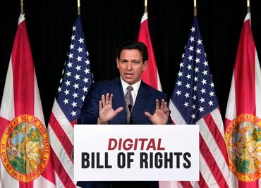 DeSantis firma polémica ley para reubicar indocumentados fuera de Florida