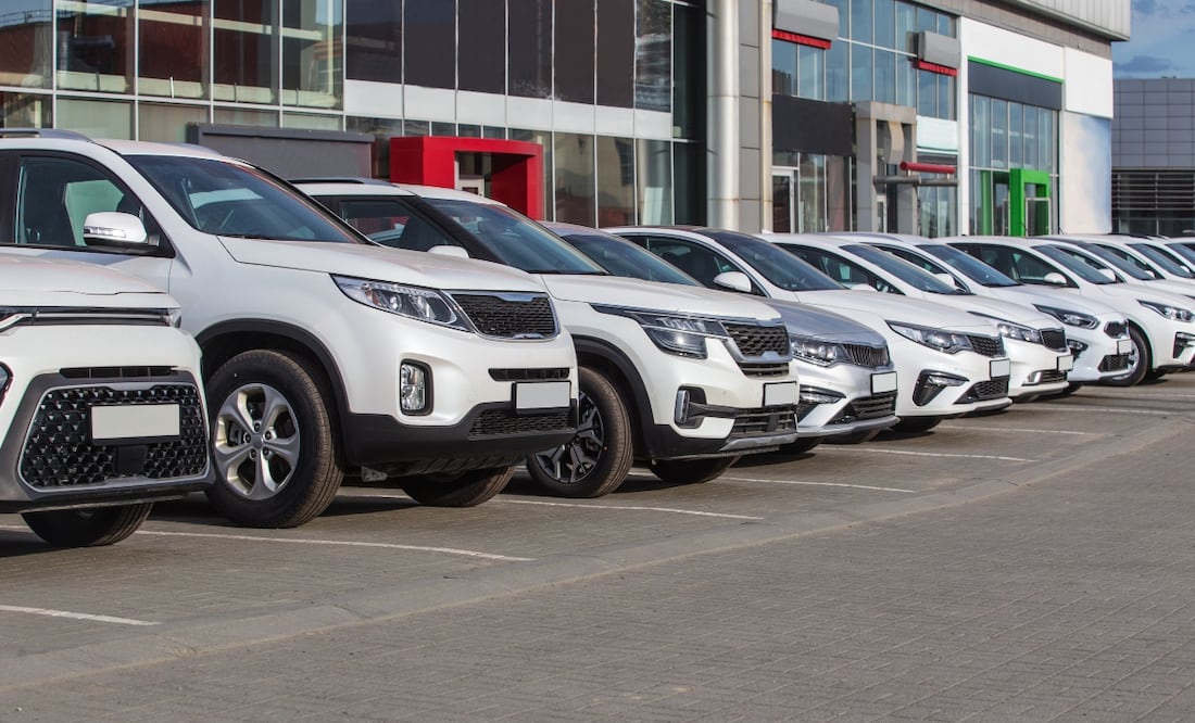 Aranceles a México y Canadá añadirán $5,790 dólares al precio de los vehículos en EU. Foto: iStock / Apriori1