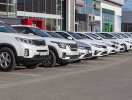 Aranceles a México y Canadá añadirán $5,790 dólares al precio de los vehículos en EU