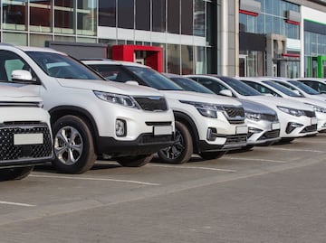 Aranceles a México y Canadá añadirán $5,790 dólares al precio de los vehículos en EU