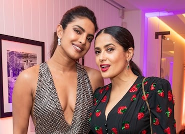 Priyanka Chopra y Salma Hayek impactan juntas en Antibes