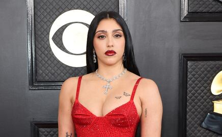 Hija de Madonna posa en lencería y chamarra de cuero en sesión sobre motocicleta