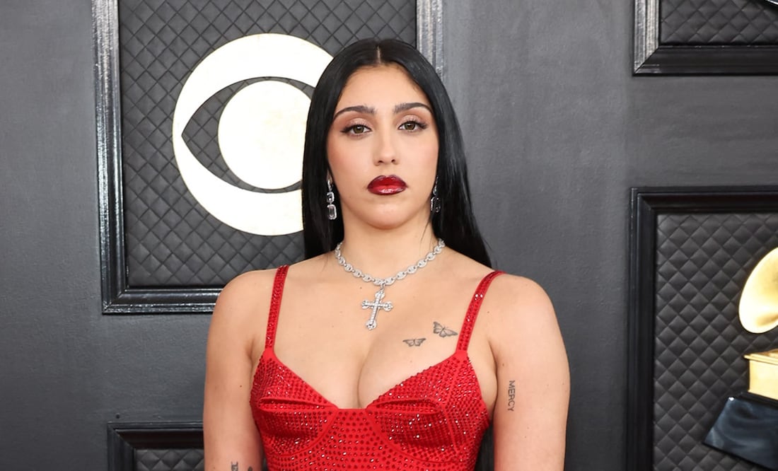 Hija de Madonna posa en lencería y chamarra de cuero en sesión sobre motocicleta. Foto: AFP