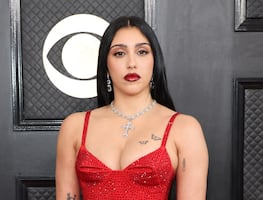 Hija de Madonna posa en lencería y chamarra de cuero en sesión sobre motocicleta