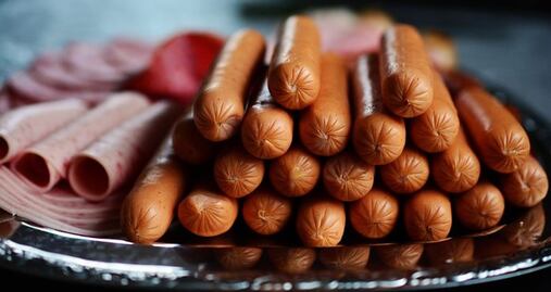 Detectan fragmentos de metal en más de 900 kilos de salchichas