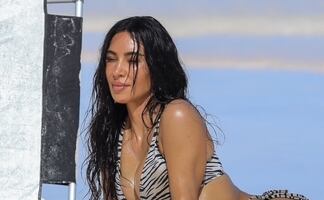 Kim Kardashian presume sus curvas de infarto con microbikini en sesión fotográfica