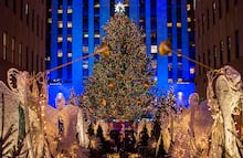El icónico árbol navideño del Rockefeller Center ya está en Nueva York: ¿Cuándo se encienden sus luces?